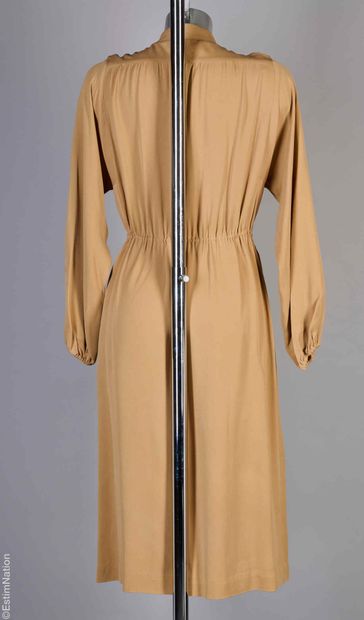 LANVIN FIN 1970
ROBE en soie camel agrémentée...