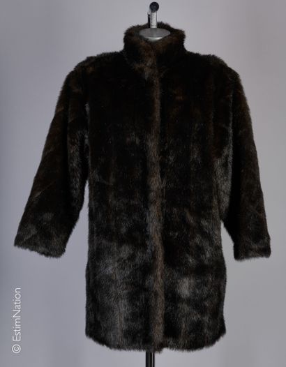 ANONYME
MANTEAU 3/4 en fausse fourrure bringé...
