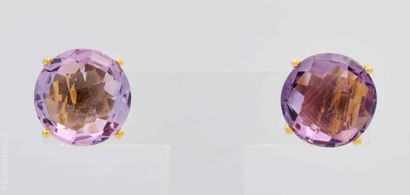 BOUCLES D'OREILLES AMETHYSTES 
Paire de boutons...