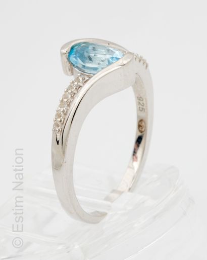BAGUE ARGENT, TOPAZE BLEUE ET BLANCHES
Bague...
