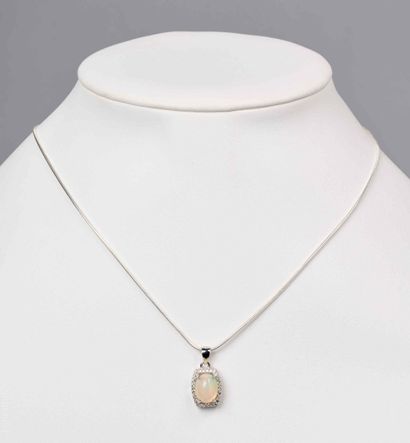 COLLIER PENDENTIF OPALE 
Collier en argent...