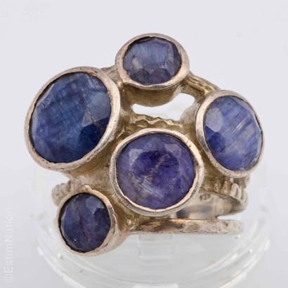 BAGUE EN ARGENT ET PIERRES BLEUES
Bague en...