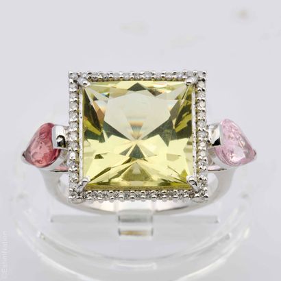BAGUE 
Bague en or gris 9K (375/°°) centrée...