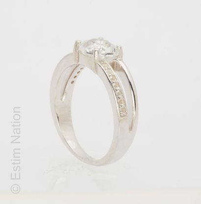 BAGUE ARGENT ET TOPAZES
Bague en argent (...