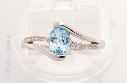 BAGUE ARGENT, TOPAZE BLEUE ET BLANCHES
Bague...