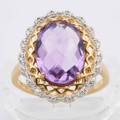 BAGUE AMETHYSTE 
Bague en argent doré 925/°°centrée...