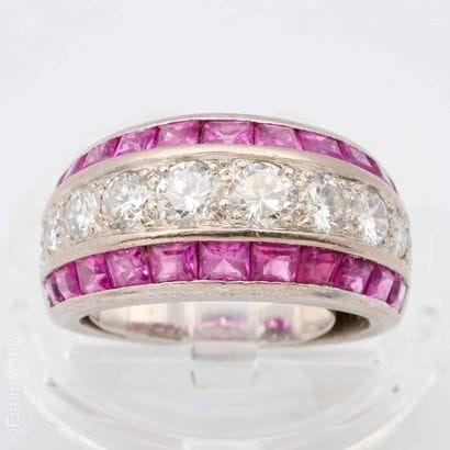 BAGUE OR DIAMANTS ET RUBIS
Bague jonc en...