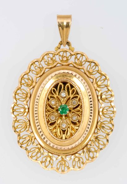 PENDENTIF PORTE SOUVENIR OR JAUNE ET DIAMANTS
Pendentif...