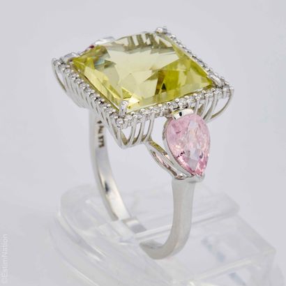 BAGUE 
Bague en or gris 9K (375/°°) centrée...