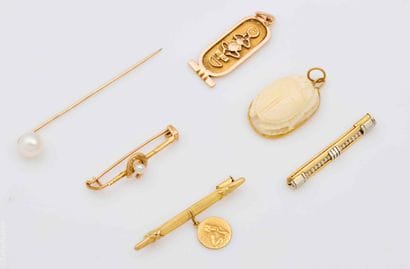 LOT DE BROCHES ET PENDENTIFS EN OR JAUNE
Lot...