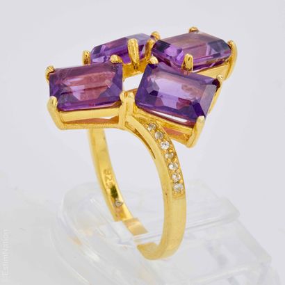 BAGUE AMETHYSTE 
Bague en argent doré 925/°°agrémentée...