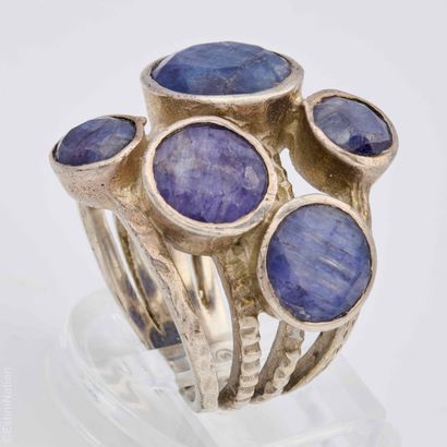 BAGUE EN ARGENT ET PIERRES BLEUES
Bague en...