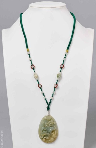 COLLIERS JADE 
Collier en fil de coton vert...