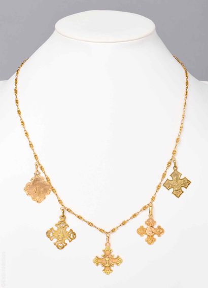 COLLIER EN OR JAUNE ET PENDENTIFS
Collier...