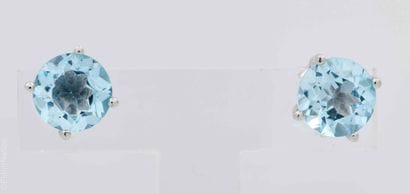 BOUCLES D'OREILLES TOPAZES
Paire de boutons...