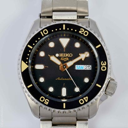 SEIKO 
Montre bracelet en acier le boitier...