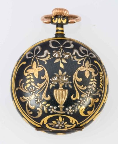 PORTE-LOUIS 
Porte-louis en métal patiné...