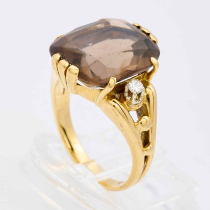 BAGUE EN OR JAUNE QUARTZ FUME
Bague dite...