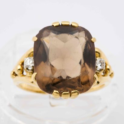 BAGUE EN OR JAUNE QUARTZ FUME
Bague dite...