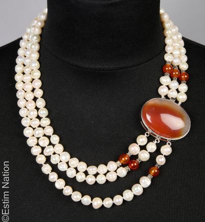 COLLIER PERLES 
Collier à trois rangs de...