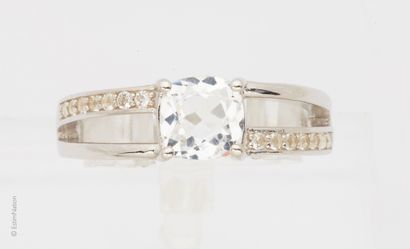 BAGUE ARGENT ET TOPAZES
Bague en argent (...