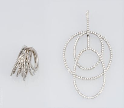 APM MONACO 
Fausse paire de boucles d'oreilles...