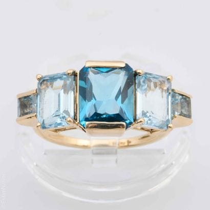 BAGUE AIGUE-MARINE
Bague en or jaune 9K (375/°°)...