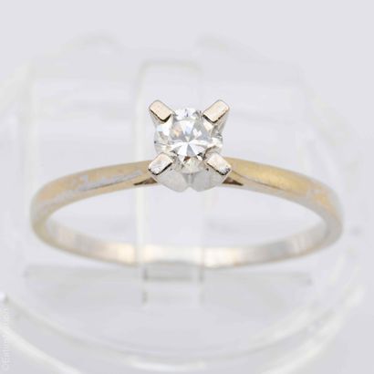 BAGUE OR GRIS ET DIAMANT 0.22 ct
Bague solitaire...