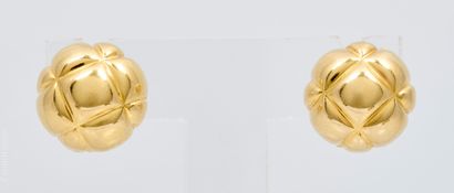 CHANEL
Paire de clips d'oreilles en or jaune...