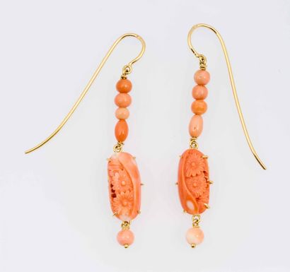 PAIRE DE PENDANTS D'OREILLES EN OR ET CORAIL
Paire...