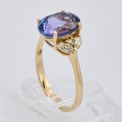 BAGUE TANZANITE DIAMANTS 
Bague en or jaune...