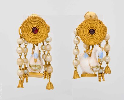 PENDANTS D'OREILLES OR JAUNE ET EMAUX
Paire...