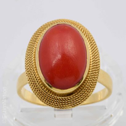 BAGUE OR JAUNE CABOCHON DE CORAIL
Bague en...