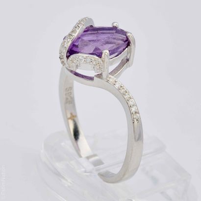 BAGUE AMETHYSTE
Bague en argent 925/°°centrée...