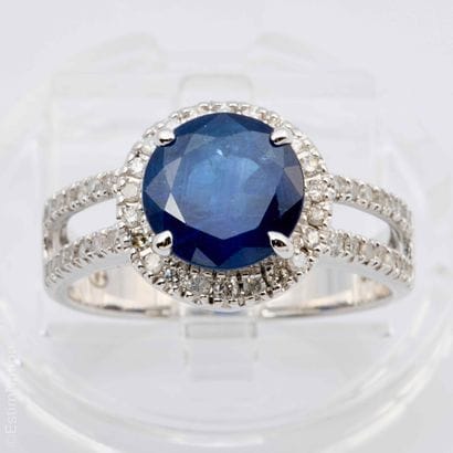 BAGUE OR SAPHIR DIAMANTS 
Bague en or gris...