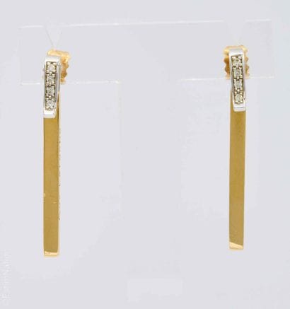 GUY LAROCHE - Paire de pendants d'oreilles...