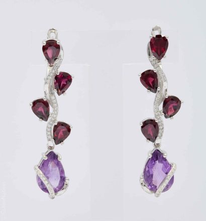 BOUCLES D'OREILLES AMETHYSTE ET GRENATS 
Paire...