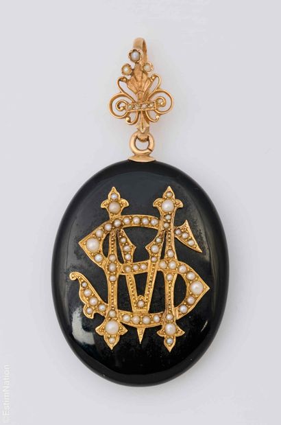 PENDENTIF PORTE SOUVENIR OUVRANT EN OR ,...