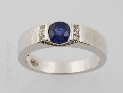 BAGUE ARGENT, SAPHIR ET TOPAZES
Bague jonc...