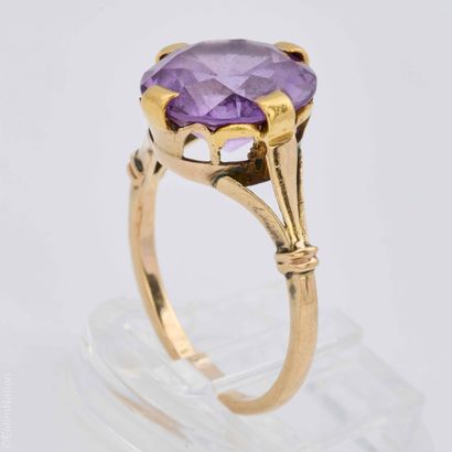 BAGUE OR 9K ET PIERRE VIOLETTE
Bague en or...