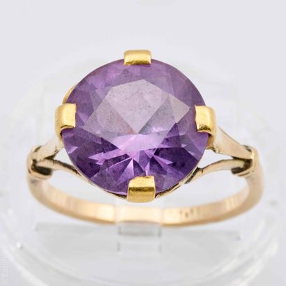 BAGUE OR 9K ET PIERRE VIOLETTE
Bague en or...