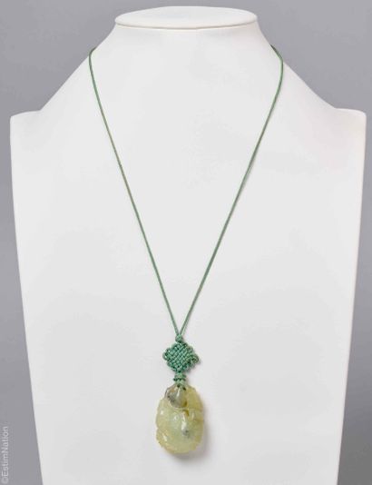 COLLIERS JADE 
Collier en fil de coton vert...