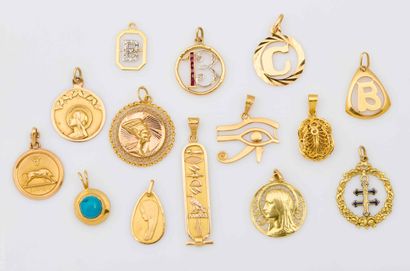 LOT DE MEDAILLES ET PENDENTIFS EN OR JAUNE
Lot...