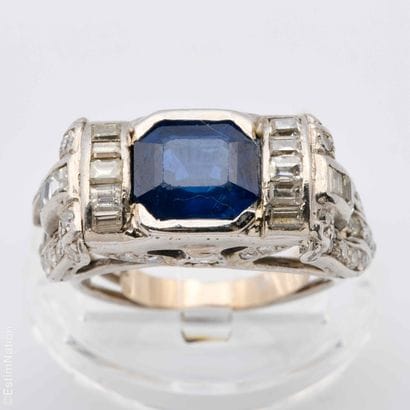 BAGUE EN OR GRIS ET SAPHIR
Importante Bague...