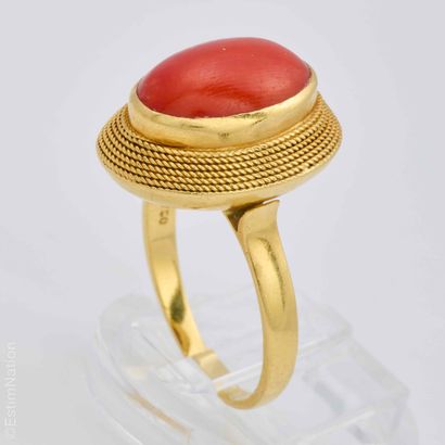 BAGUE OR JAUNE CABOCHON DE CORAIL
Bague en...