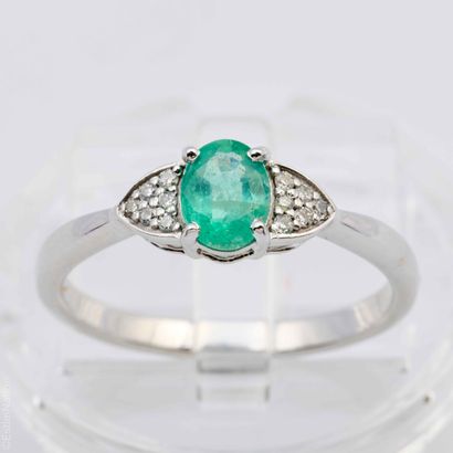 BAGUE EMERAUDE DIAMANTS 
Bague en or gris...