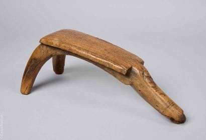 AFRIQUE - SOUVENIRS DE VOYAGE
Tabouret tripode...