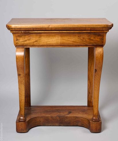 DECORATIVE ARTS XIXE 
Walnut and walnut veneer...