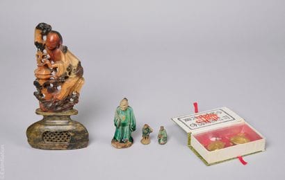 CHINE
Lot de cinq objets :
- une sculpture...