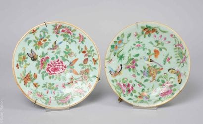 CHINE
Deux assiettes en porcelaine à décor...